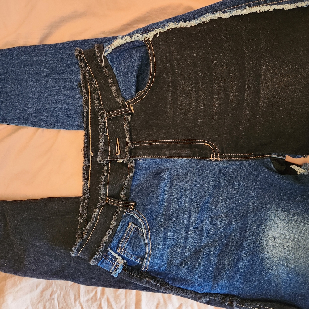 Stylish Women's Blue Jeans - Picture 2 of 6